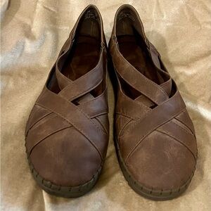 Easy Street Ortega comfort wave slip-on flats in brown faux leather size 10